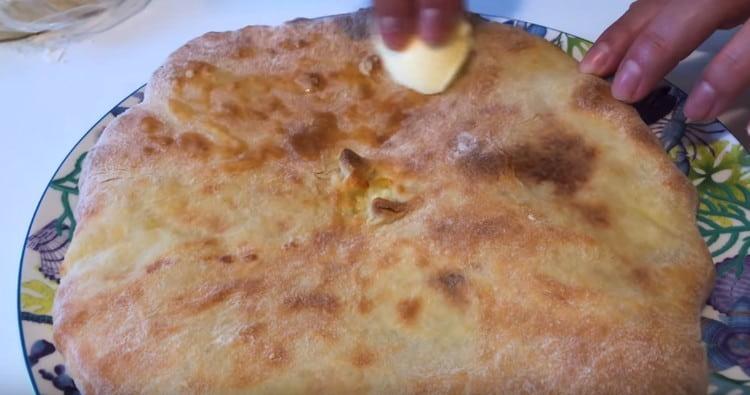 I Khachapuri cotti in forno mentre sono ancora caldi dovrebbero essere unti con un pezzo di burro.