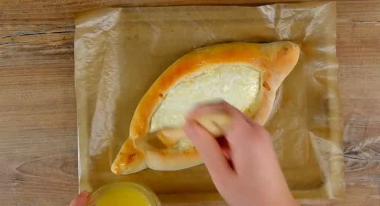 Per preparare una barca khachapuri, preriscaldare il forno