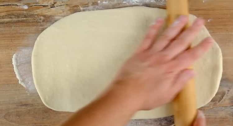 Stendi la pasta per fare una barca khachapuri