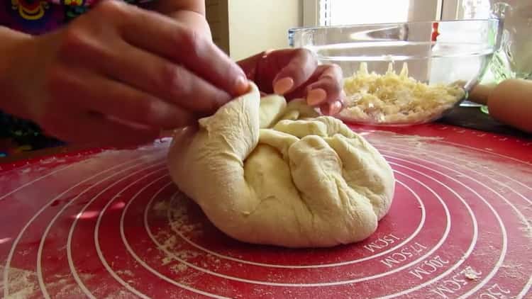 Per preparare i khachapuri in una padella, formare un prodotto