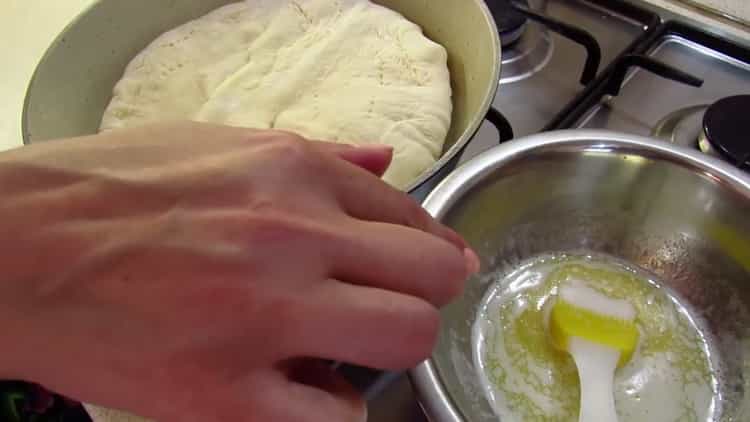 Per preparare i khachapuri in padella, sciogliili un po '