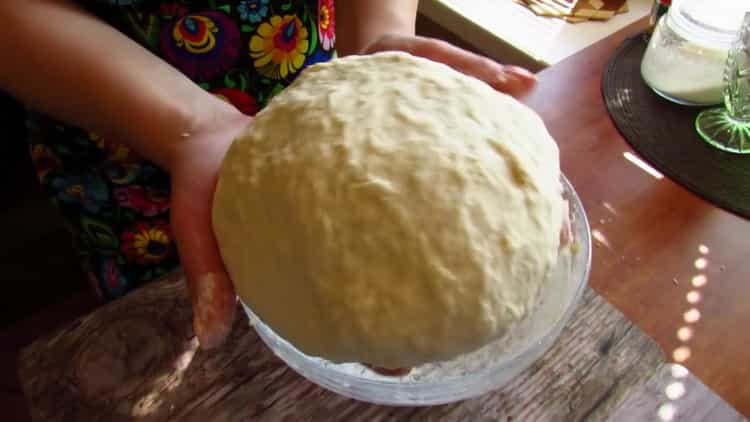 Per preparare i khachapuri in una padella, preparare l'impasto