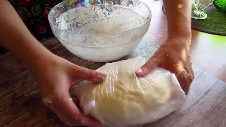 Per preparare il khachapuri in una padella, mettere l'impasto in un sacchetto