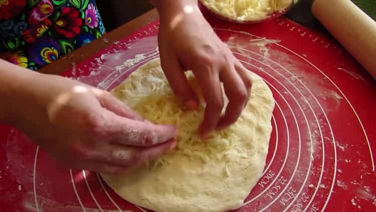 Per preparare il khachapuri in una padella, mettere il ripieno sull'impasto