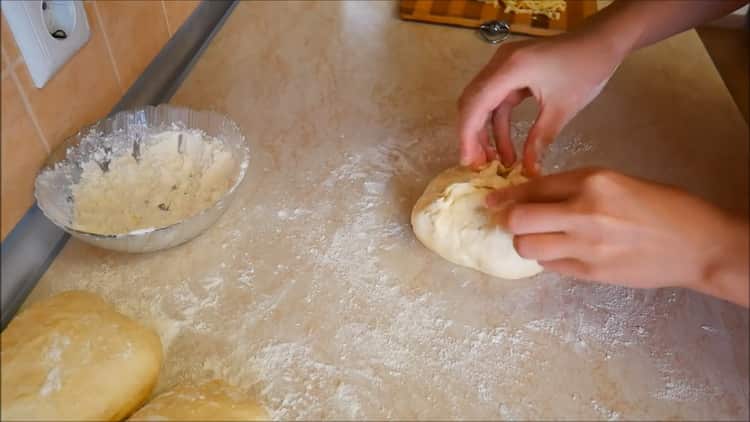 Per preparare il khachapuri in georgiano, l'impasto