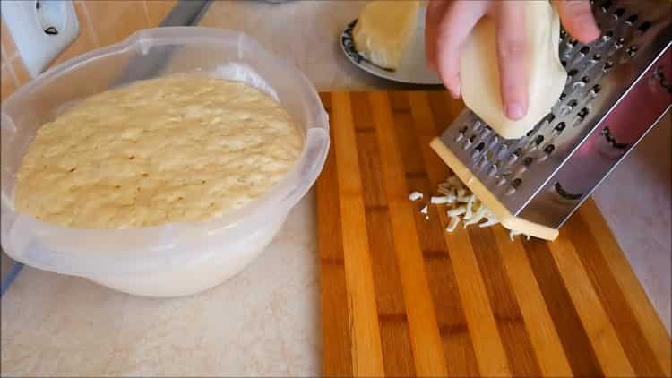 Per preparare il khachapuri con formaggio grattugiato georgiano