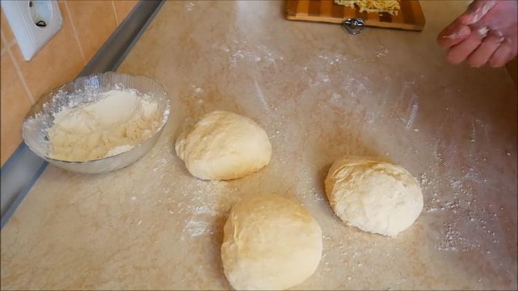 Per preparare il khachapuri in georgiano, dividere l'impasto