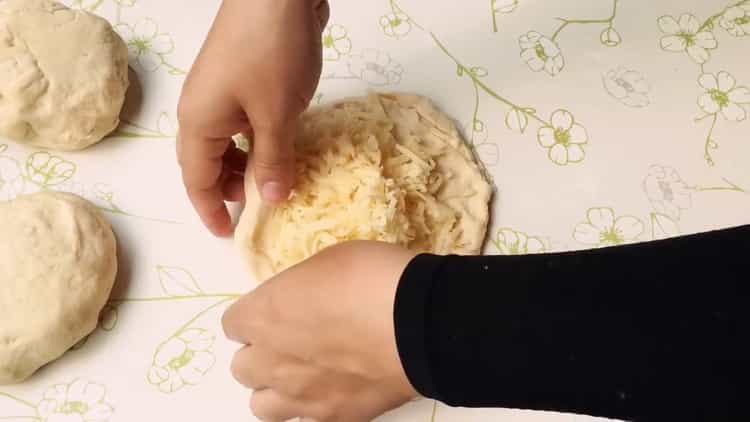 Per preparare il khachapuri, metti il ​​ripieno sull'impasto