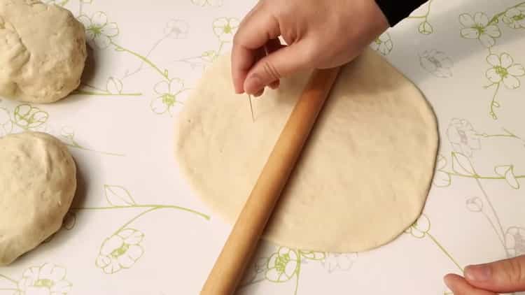 Per preparare il khachapuri, prepara un mattarello