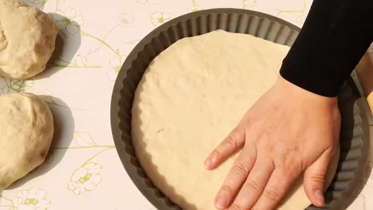 Per preparare il khachapuri, posizionare l'impasto su una teglia