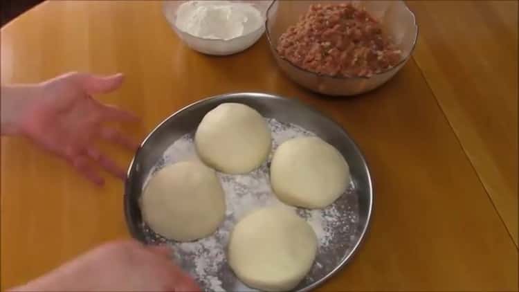 Per preparare il khachapuri con la carne, dividi l'impasto