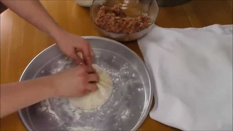 Forma un prodotto per preparare khachapuri con carne