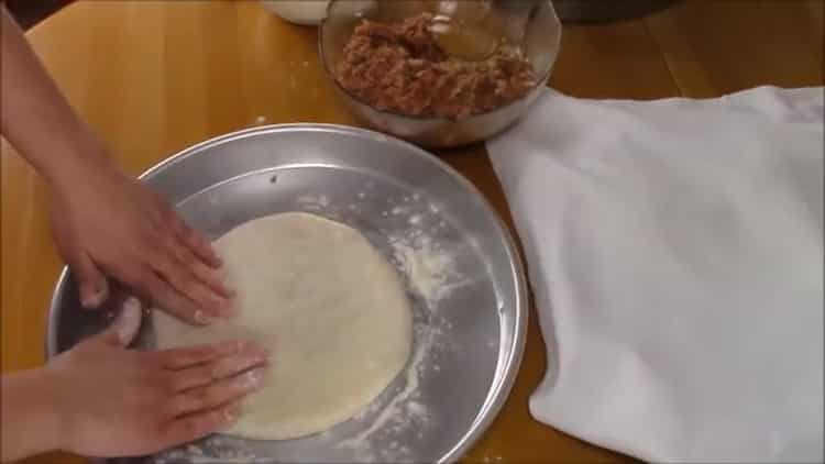 Per preparare i khachapuri con la carne, prepara un modulo