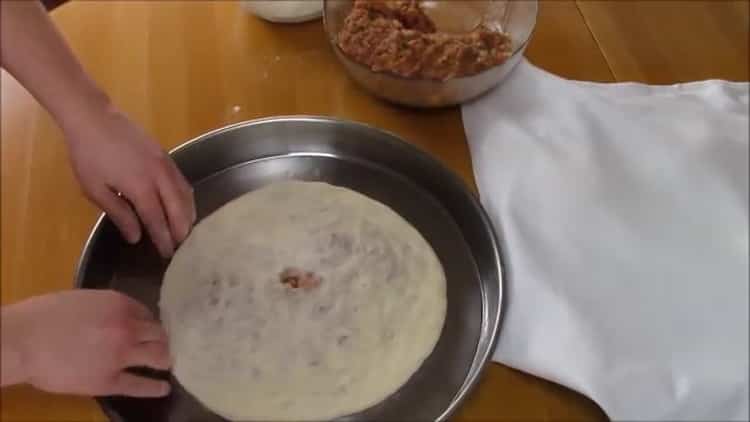 Preriscalda il forno per preparare i khachapuri con la carne