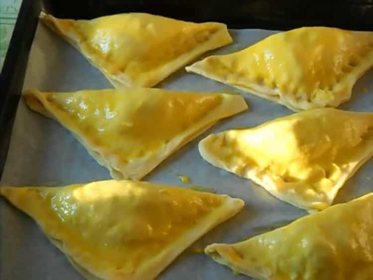 Per preparare il khachapuri con la pasta sfoglia, ungere l'impasto con un uovo