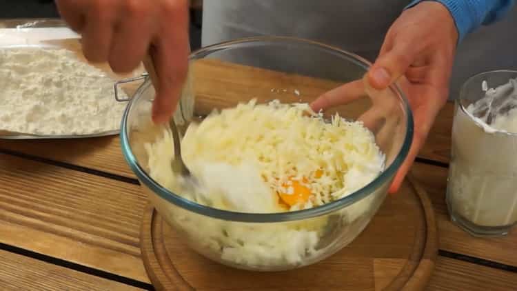 mescolare gli ingredienti per Khachapuri