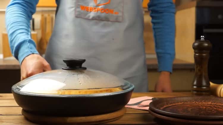 per fare il khachapuri mettere la pasta sotto il coperchio