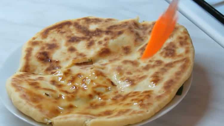 il khachapuri con ricotta e formaggio è pronto