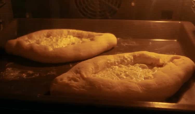 Per cuocere i khachapuri con uova e formaggio, preriscaldare il forno