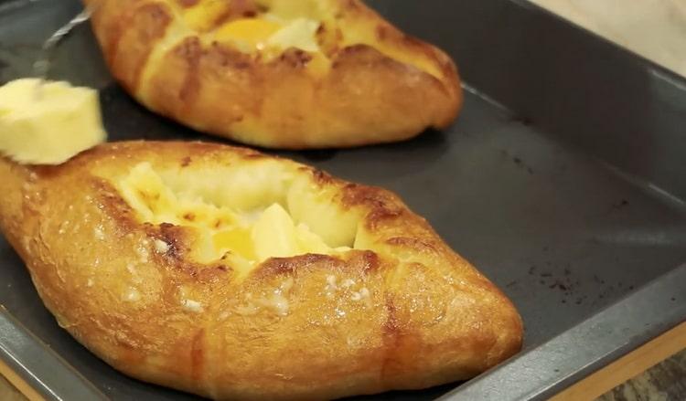 Khachapuri con uovo e formaggio pronti