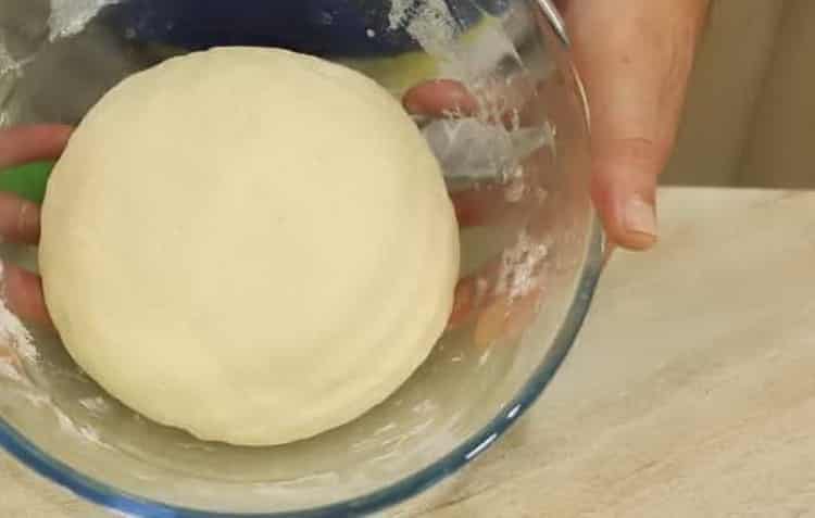 Impastare la pasta per fare barche khachapuri