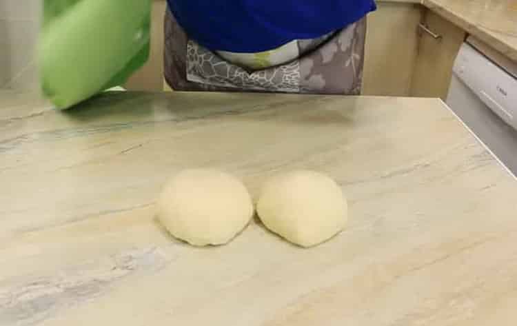 Per preparare il khachapuri con uovo e formaggio, dividi l'impasto