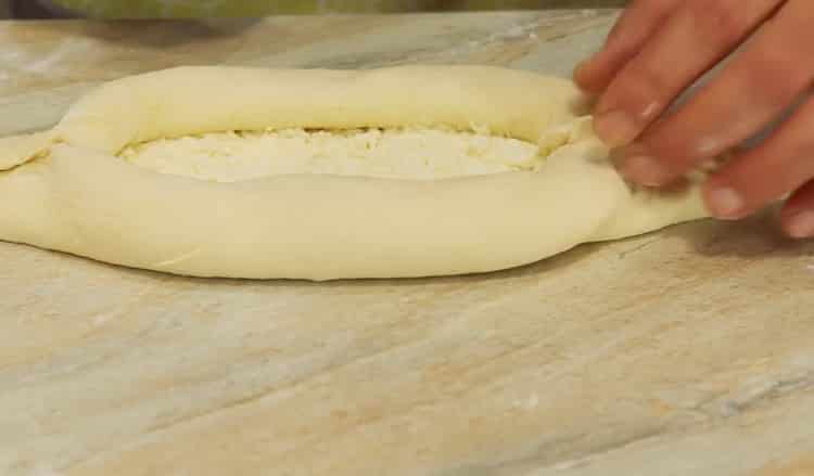 Per fare il khachapuri con uovo e formaggio, dai la forma desiderata