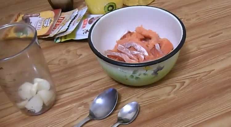 Macina il riso per preparare il salmone rosa