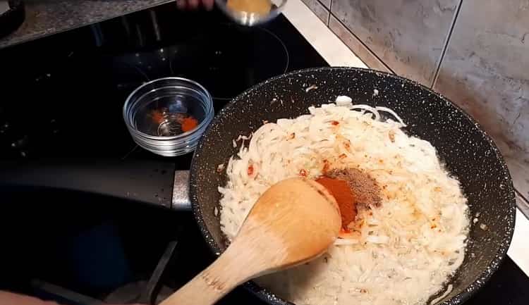 Per rendere la carpa d'argento ehi, aggiungi le spezie