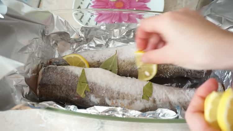 Secondo la ricetta per preparare il nasello in forno, tagliare il limone