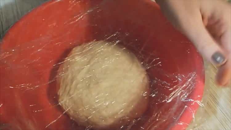 Per fare il pane in una pentola a cottura lenta redmond, metti l'impasto in una ciotola