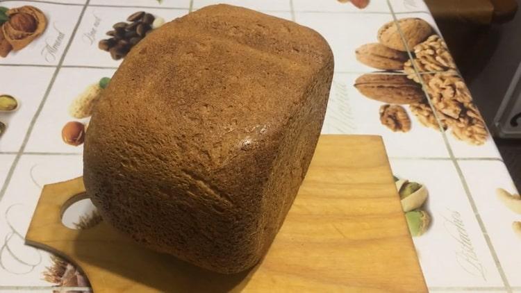 il pane integrale in una macchina per il pane è pronto