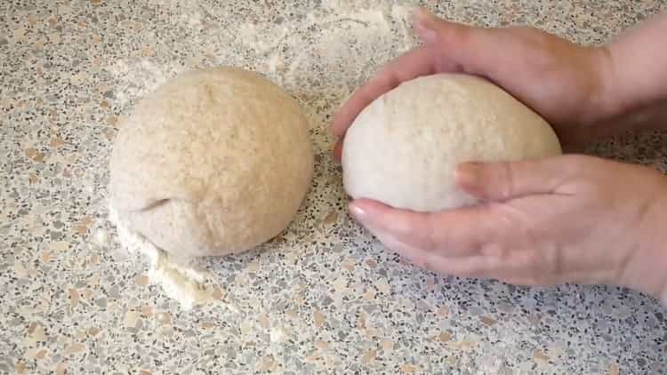 Per fare il pane alla crusca, dividere l'impasto