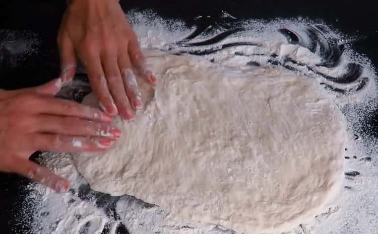 Rotoli l'impasto per fare il pane di ciabatta