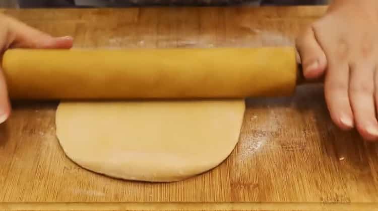 Per fare un mandrino a mandrino secondo la ricetta classica, stendi la pasta