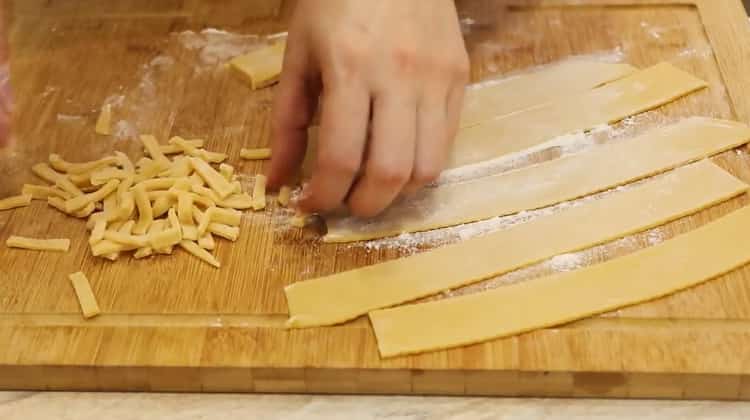 Per realizzare un mandrino autocentrante secondo la ricetta classica, tagliare l'impasto