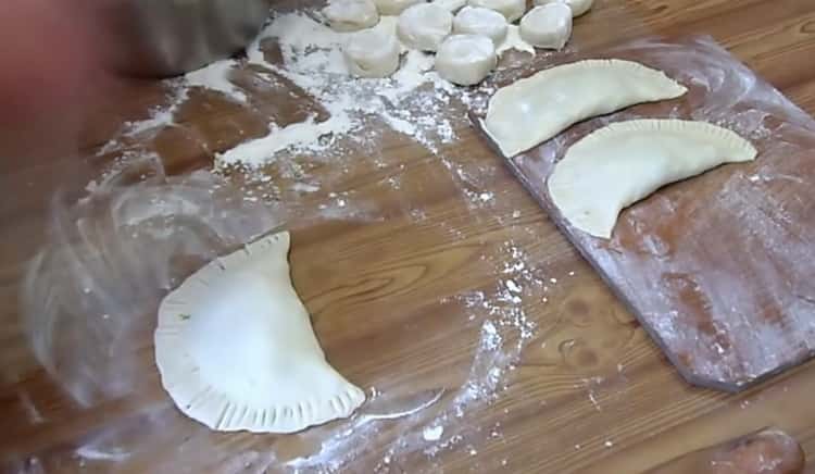 Per fare le chebureks con il formaggio, coprire l'impasto