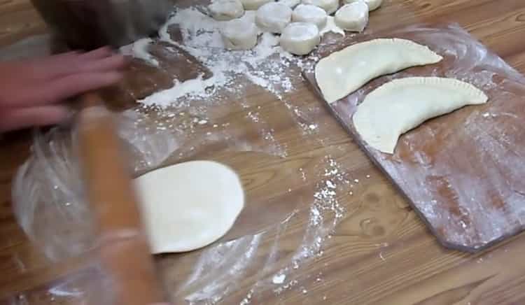 Per preparare le chebureks con il formaggio, stendi la pasta