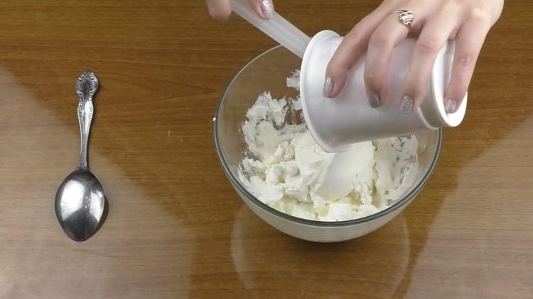 Per preparare una cheesecake senza cottura, mescola gli ingredienti per il ripieno