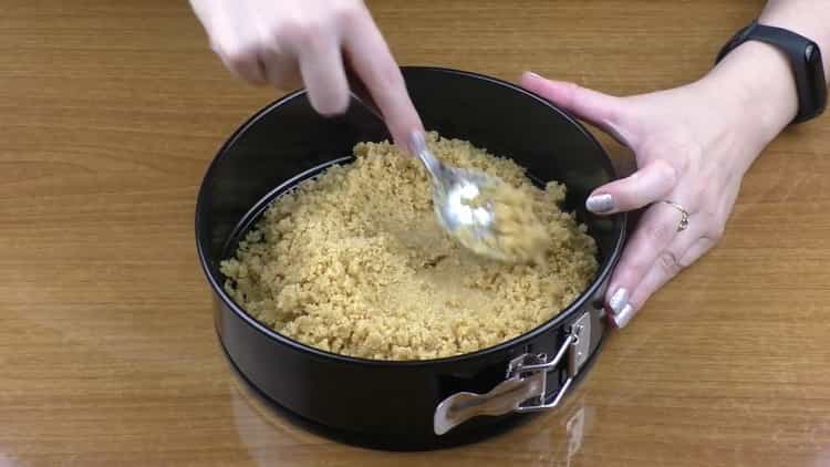 Per preparare una cheesecake senza cottura, stendi la base