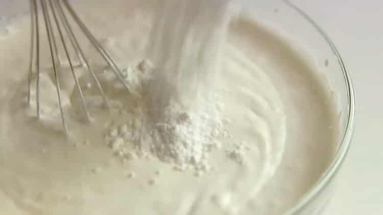 Per preparare una cheesecake senza cottura, mescola gli ingredienti per il ripieno