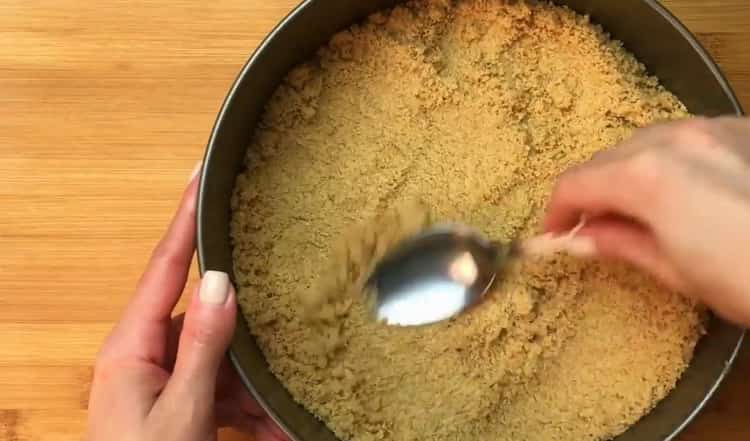 Per preparare una classica cheesecake, adagiare la base in uno stampo