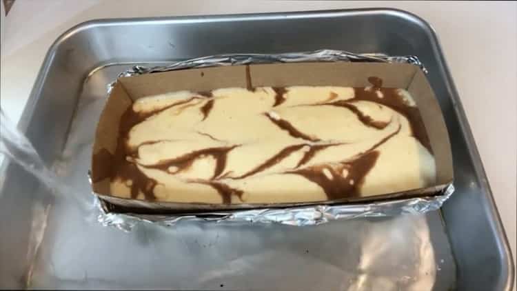 Per preparare una cheesecake con mascherata e pasticcini, taglia il disegno