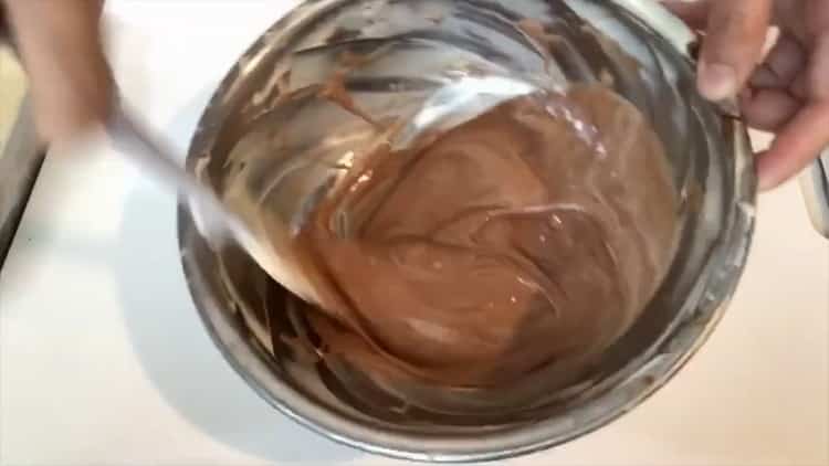 Per preparare una cheesecake con travestimento e cottura, aggiungi il cacao all'impasto