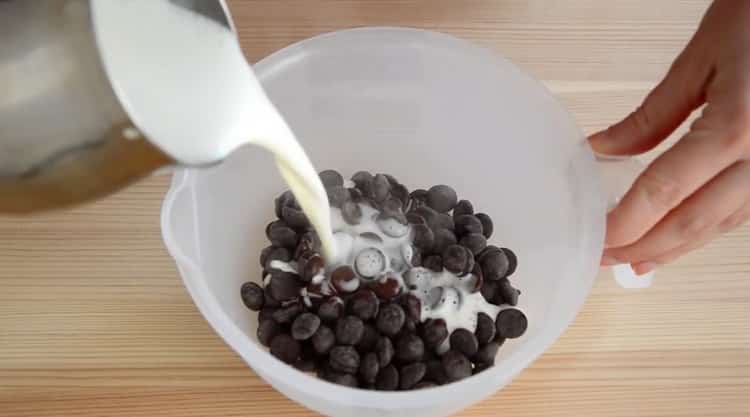 Per preparare cupcake al cioccolato, prepara gli ingredienti