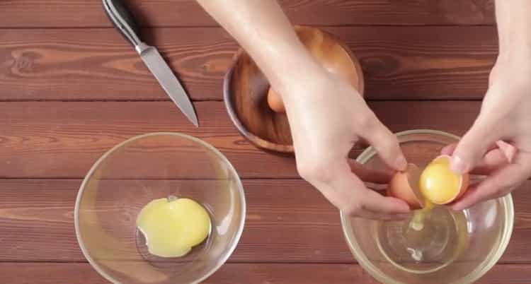 Per preparare muffin al cioccolato, separa le proteine ​​dai tuorli