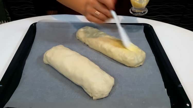 Per fare lo strudel di pasta sfoglia, ungere il rotolo di uova