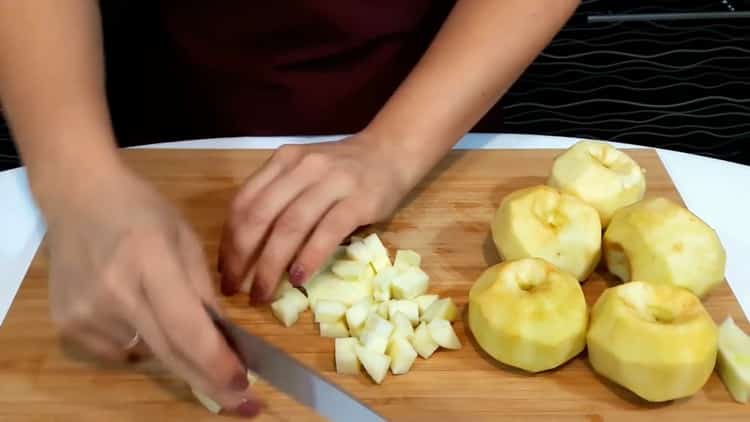 Per preparare lo strudel di pasta sfoglia, preparare gli ingredienti