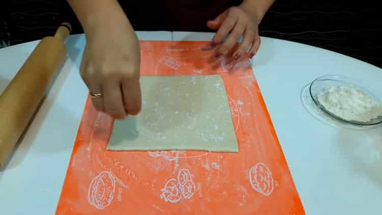 Per fare lo strudel di pasta sfoglia, stendere la pasta