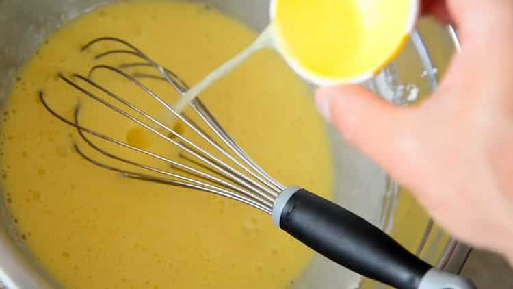 Unisci gli ingredienti per preparare una cheesecake di cotone giapponese